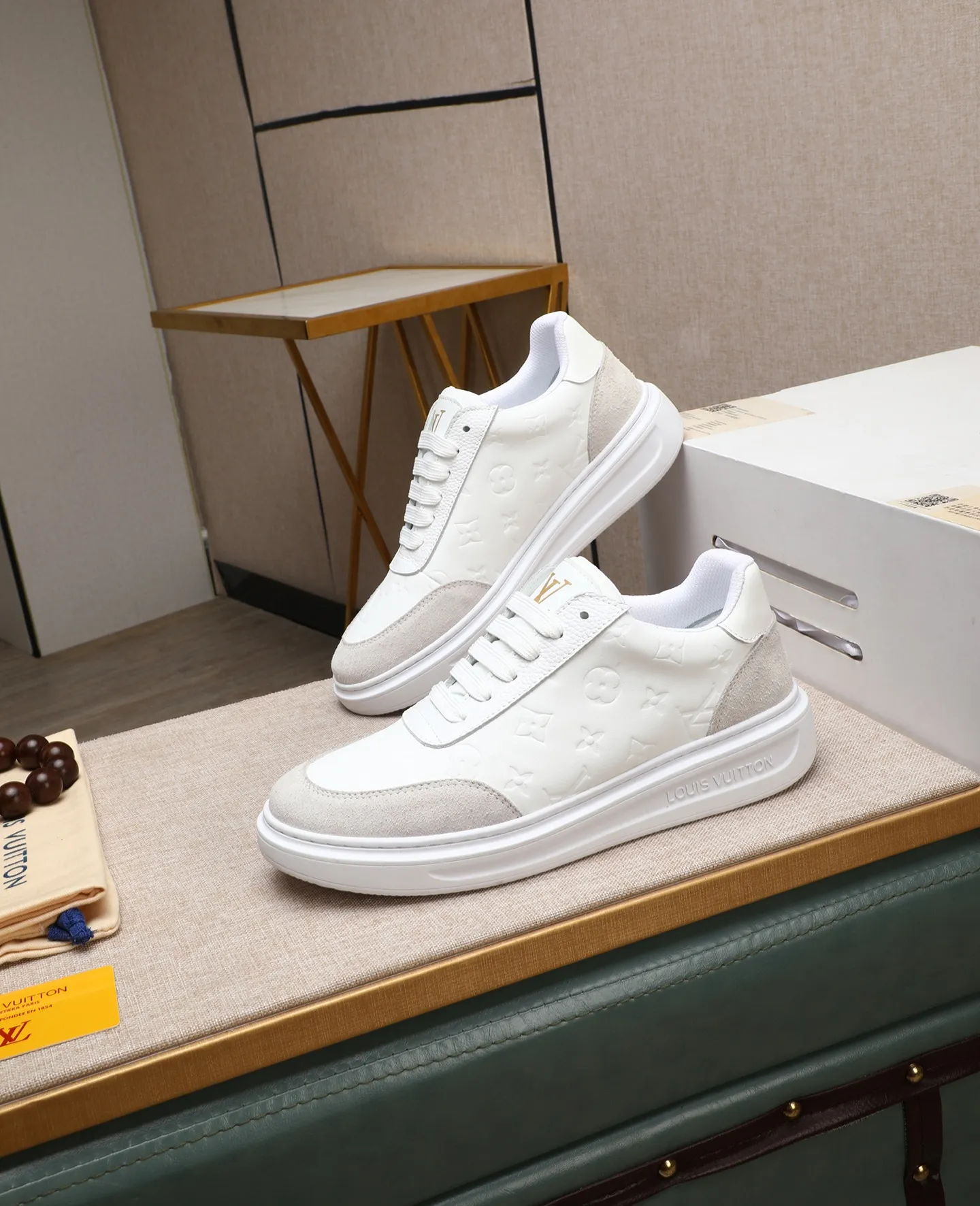 Men's shoes 💰540 📛📛【LOUIS VUITTON】Louis Vuitton new product👟Milan fashion catwalk style🇰🇾🇰🇾LV family logo, celebrity style, a must-have for fashionistas⚠️Classic presbyopia flower➕Water-dyed cow lining➕Special outsole👞Number 38-44 (45 46 custom-made)